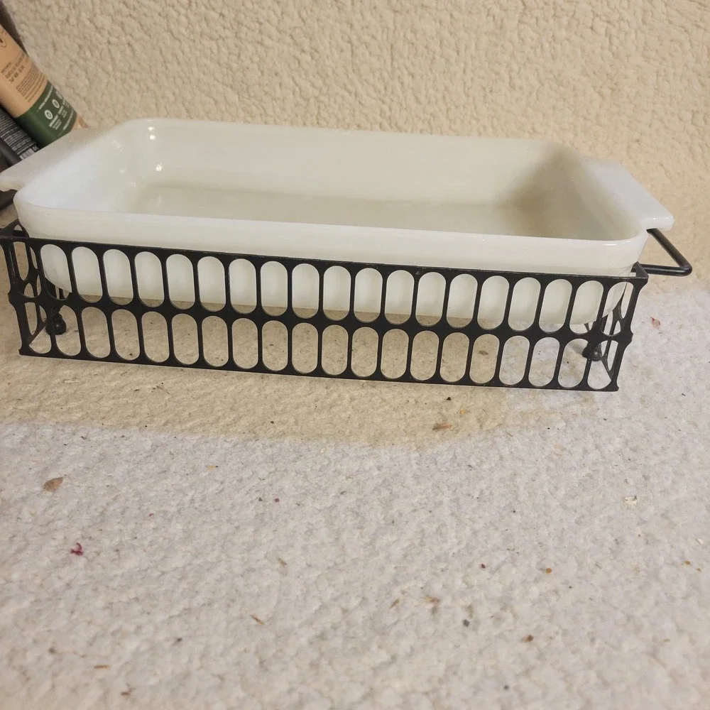 Anchor Hocking Casserole Dish Unisex 2qt White Excellent Milk Glass MCM 1431